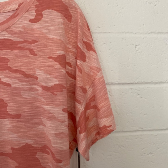 Vince Camuto Camo Short Sleeve Top M NWT - Picture 3 of 10